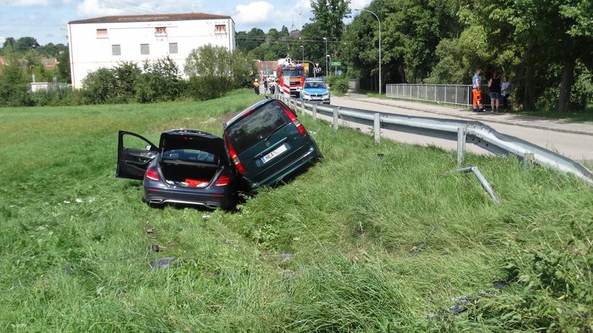 Frontalzusammenstoß in Wilhermsdorf: Autos landen in Graben