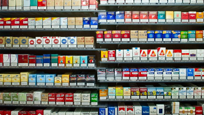 Rauchen ist teuer - und das verführt offenbar viele Ladendiebe dazu, die eine oder andere Packung an der Tankstelle oder im Lebensmittelmarkt einfach unbezahlt einzustecken.