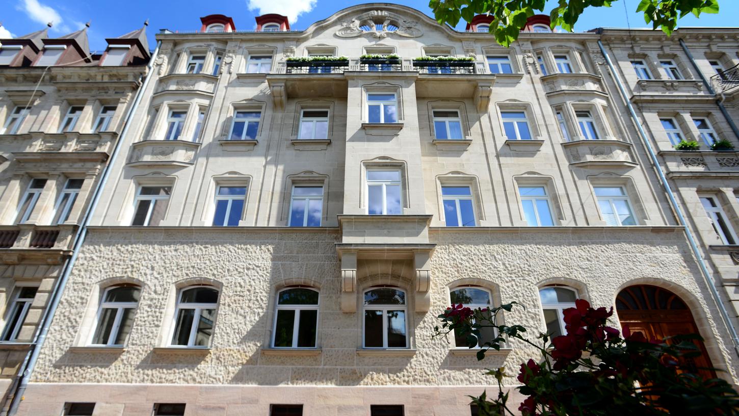 Eines von inzwischen vielen Schmuckstücken: Die Fassade des ehemaligen Luisenheims in der Ottostraße 5 ist reich verziert.