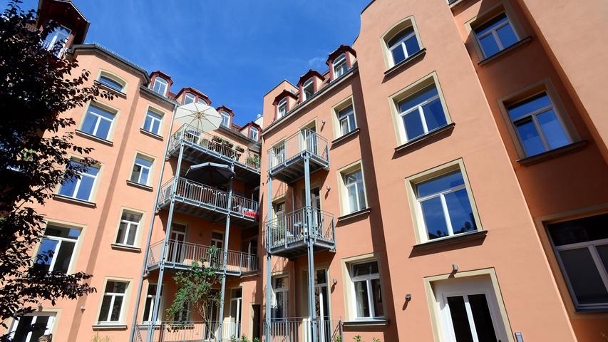 Heute bietet das Gebäude in der Ottostraße Platz für 15 Wohnungen mit Balkonen zur Hofseite.