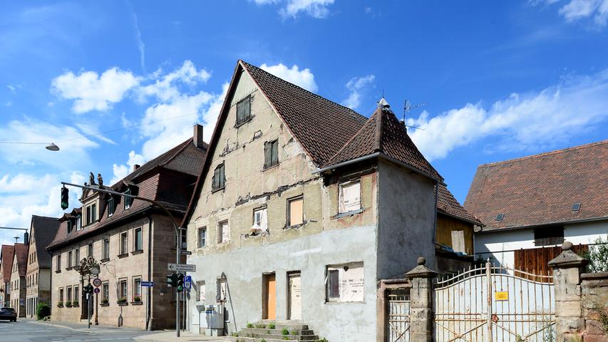 Jahrzehnte lang verfiel es. Demnächst aber wird das barocke Fachwerkhaus mitten in Burgfarrnbach von der städtischen Wohnbaugesellschaft WBG saniert.