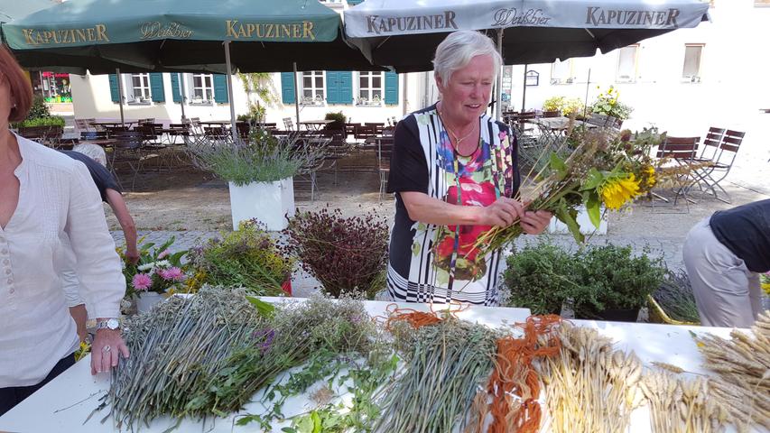 Gut 20 verschiedene Kräuter und Blumen hatten die Frauen, hier Annemarie Gaksch, zusammengetragen, um sie zu Sträußen zu binden.
