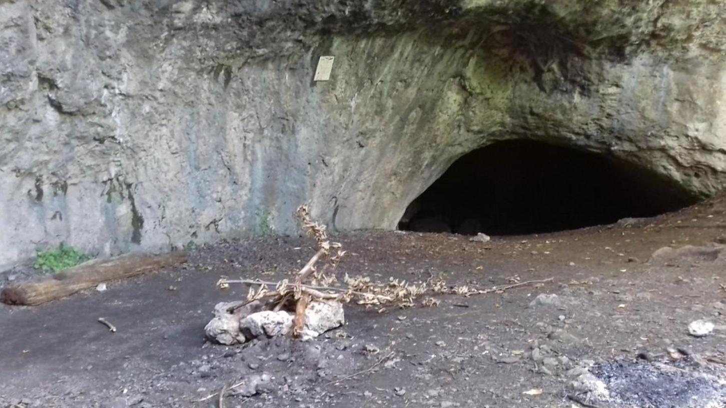 Im Bereich der Oswaldhöhle und der Wundershöhle bei Muggendorf sind immer wieder Feuerstellen anzutreffen.