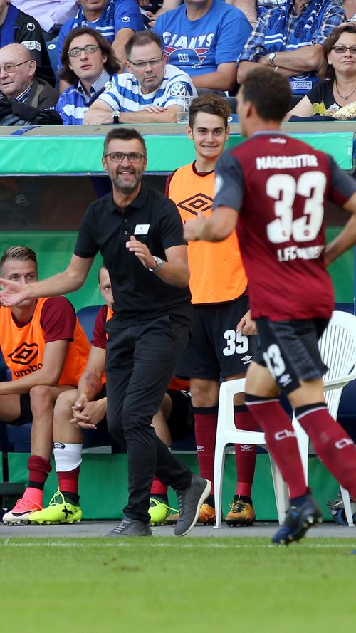 Sehr zur Freude des Trainers, Köllner applaudiert seinem Innenverteidiger.