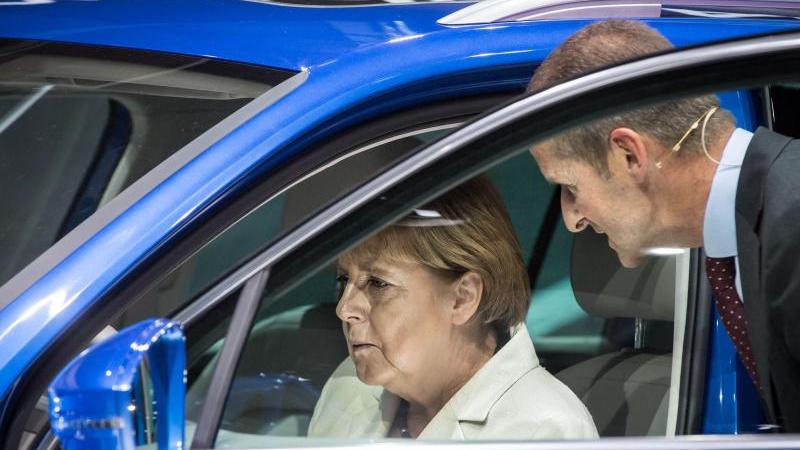 Auf der Internationalen Automobilmesse IAA Stammgast: Kanzlerin Angela Merkel.