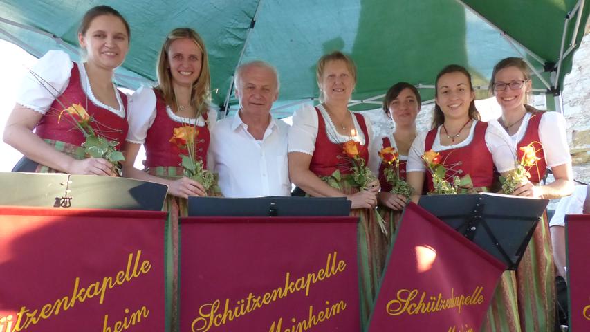 Der Vorsitzende des Gartenbau- und Fremdenverkehrsverein Hechlingen am See überreichte den Damen der Schützenkapelle Meinheim je eine Rose.