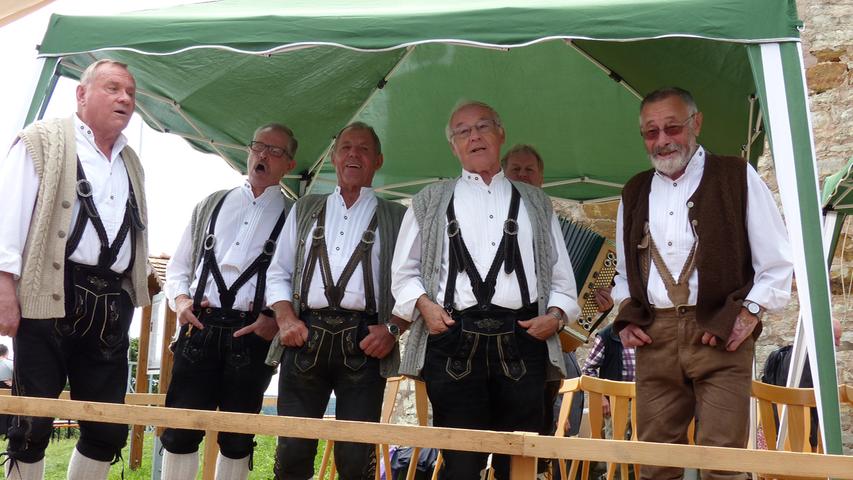 Die Wörnitz Russen aus Wassertrüdingen unterhielten die Gäste am Hechlinger Kapellbuck mit ihren lustigen Liedern.