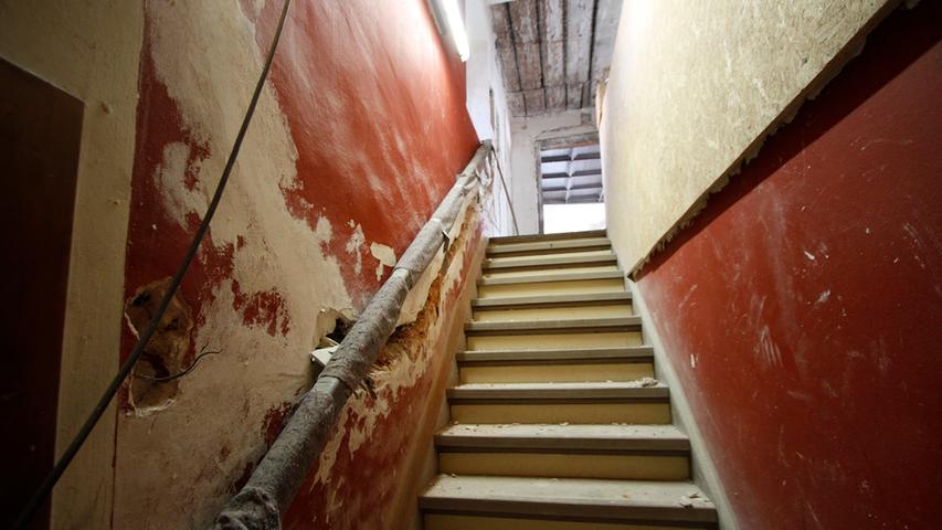 Der Pfarrhof soll künftig behindertengerecht sein. Hierfür ist ein Aufzug erforderlich, der in ein früheres Treppenhaus eingebaut wird.