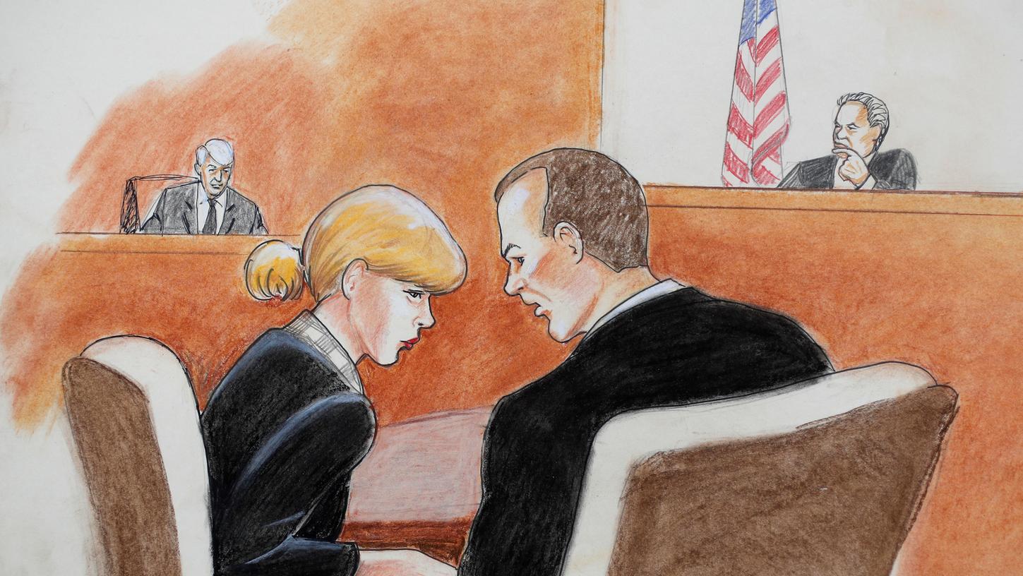 Die Gerichtszeichnung zeigt die US-Sängerin Taylor Swift (l) im Gespräch mit ihrem Anwalt, sowie den früheren Radiomoderator David Mueller (hinten l) und den Richter in einem Bundesgericht in Denver (USA).