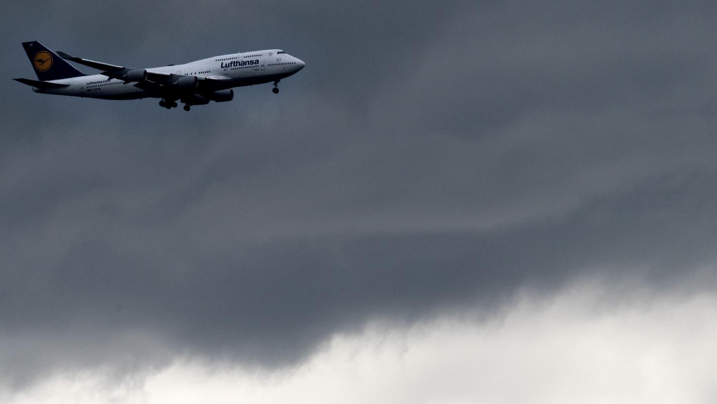 Ein Flugzeug der Lufthansa konnte vor dem Unwetter gerade noch am Flughafen landen.