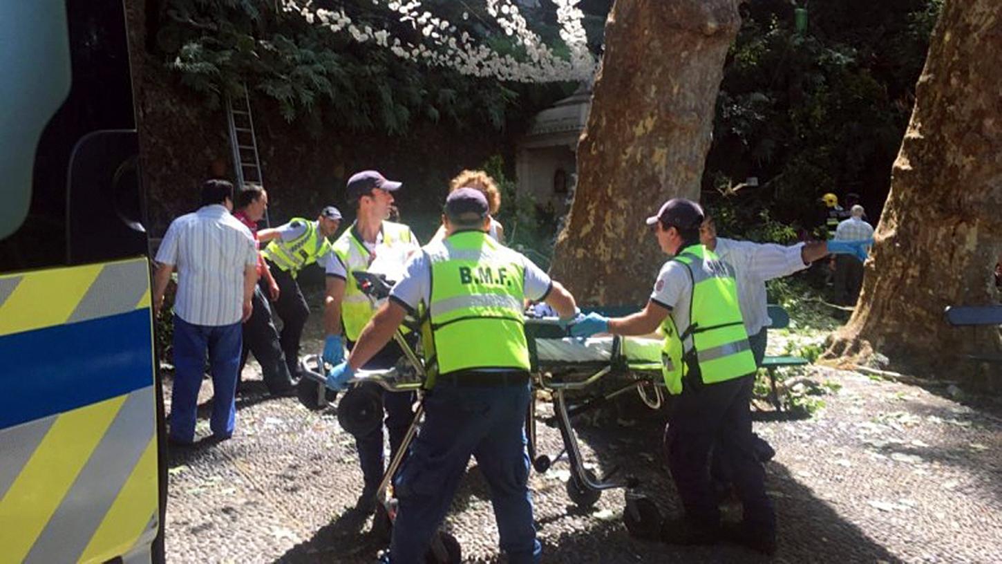 Rettungskräfte kümmern sich in Funchal um die Verletzten.