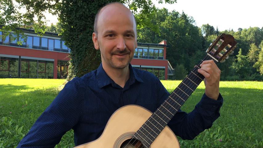 Johannes Tonio Kreusch, künstlerischer Leiter des Gitarrenfestivals, spielt extra für unsere Wanderreporterin das von ihm komponierte Stück "Times of Joy". Da kommt man ja fast schon ins Schwärmen.