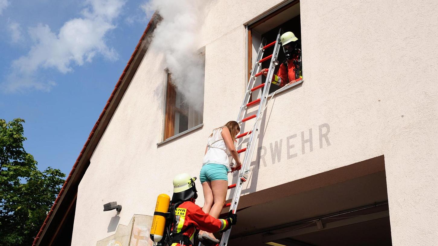 Dichter Rauch waberte aus Holzheimer Feuerwehrhaus
