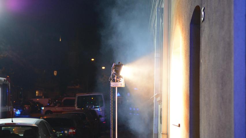 Mit Atemschutz bekämpfte die Feuerwehr die Flammen im Lagerraum des Döner-Imbisses, zudem ...