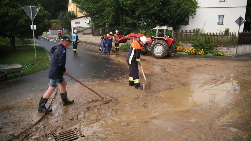 Starkregen, Schlamm und überflutete Straßen: Heftige Unwetter in Franken