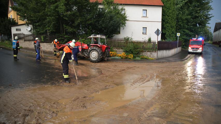 Starkregen, Schlamm und überflutete Straßen: Heftige Unwetter in Franken