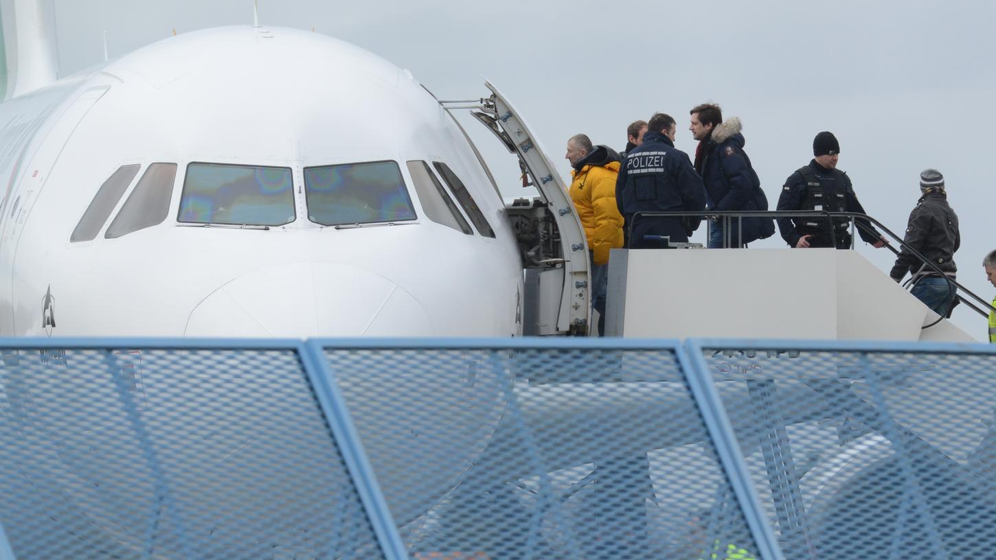 Neguss M. stand schon am Frankfurter Flughafen, die Maschine der "Ethiopian Airlines" war startklar. Doch plötzlich wurde die Abschiebung überraschend abgebrochen. (Symbolbild)