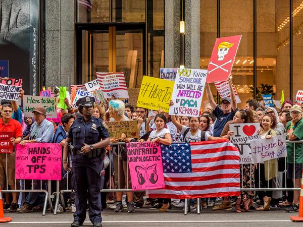 Wütende Demonstranten am Dienstag vor dem Trump Tower in New York.