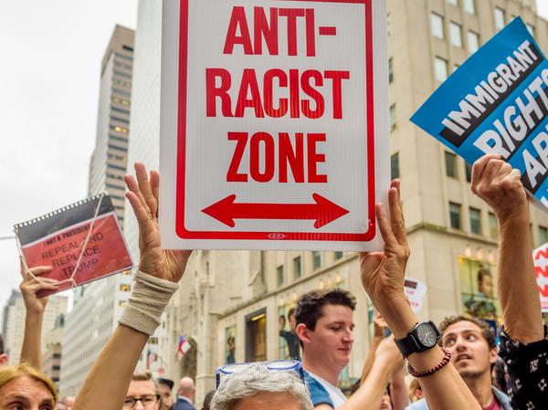 Wütende Demonstranten am Dienstag vor dem Trump Tower in New York.