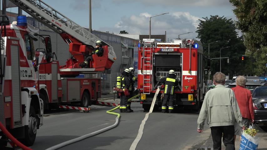 Dach eines Nürnberger Elektromarktes stand in Flammen