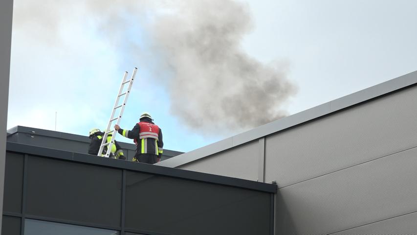 Dach eines Nürnberger Elektromarktes stand in Flammen