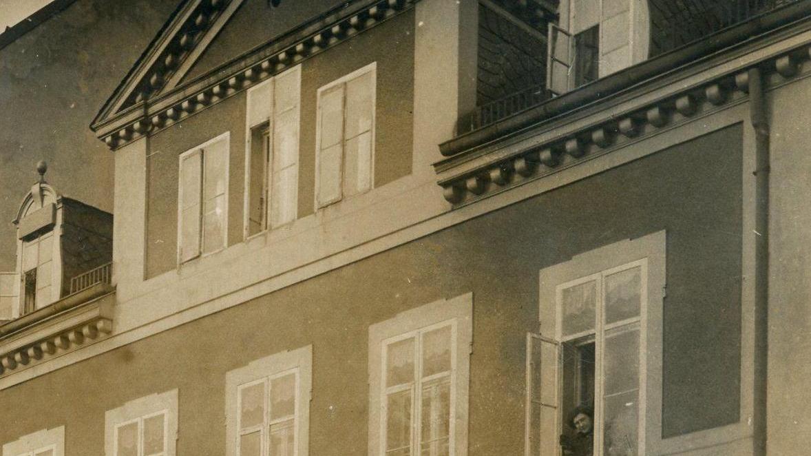 Das Anwesen Äußere Cramer-Klett-Straße 1: Zum neuen Jahr 1907 bedachte Hausherrin Marie Ißmayer ihre Bekannte Christine Mohring mit einer Ansicht ihres Zuhauses. Sie selbst blickt im 1. Stock rechts aus dem Fenster.
