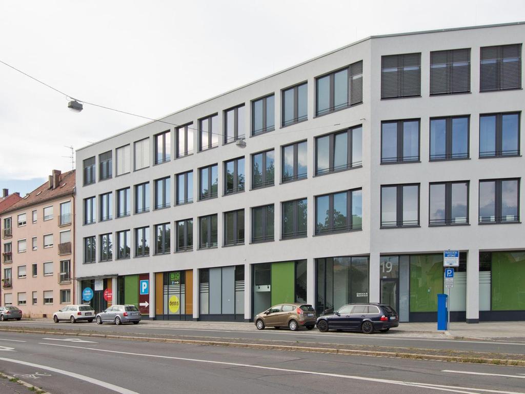 Die Äußere Cramer-Klett-Straße 2017: In den 1950ern wurde das Grundstück der Ißmayers mit den Nachbaranwesen zusammengelegt. Das Gebäude stand in der linken Bildhälfte rechts neben dem rosafarbenen Wohnhaus.