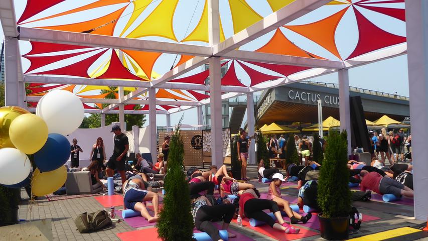 Sonnengruß: mitten an der Hafenpromenade gibt es Yoga zum Mitmachen.