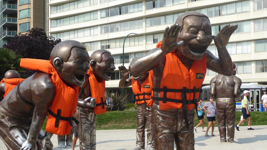 Kunst in Aktion: Schwimmwesten an der Skulptur A-maze-Ing-Laughter warnen vor dem Ertrinken.