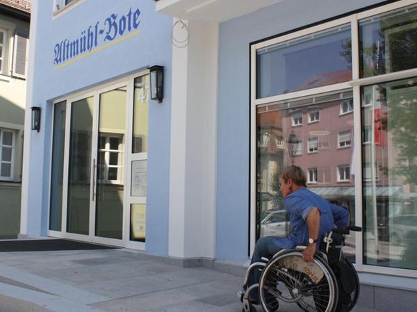 Rampen, wie an der Geschäftsstelle des Altmühl-Boten, ermöglichen Rollstuhlfahrern wie Heike Nahrstedt einen problemlosen Zugang.