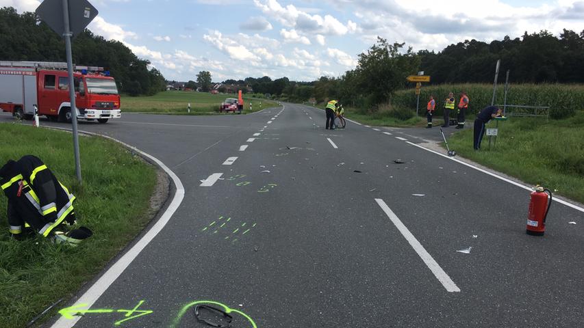 Opel kollidiert in Zirndorf mit E-Bike: Seniorin tödlich verletzt