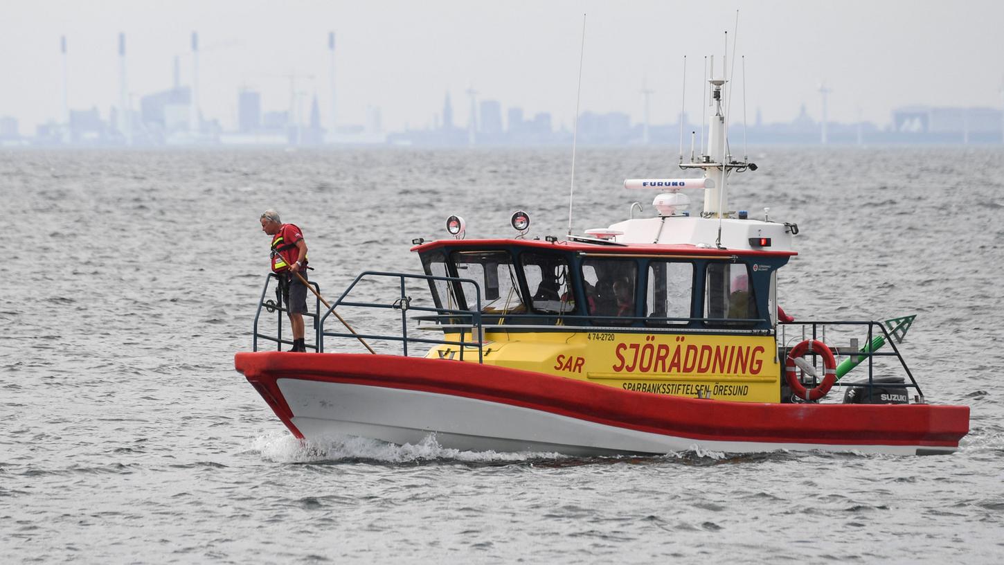 Rettungskräfte der Schwedischen Gesellschaft zur Rettung Schiffbrüchiger suchen in der Lundakra-Bucht bei Barseback in Schweden nach der vermissten Journalistin Kim Wall. Auch am fünften Tag nach dem Untergang des dänischen U-Boots fehlt jede Spur von ihr.