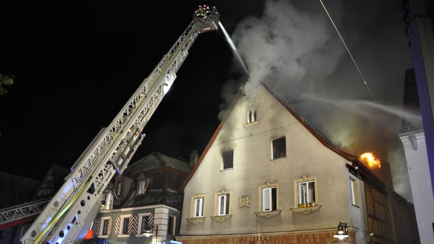 Nächtlicher Vollbrand in Roth: Altstadt-Haus geht in Flammen auf