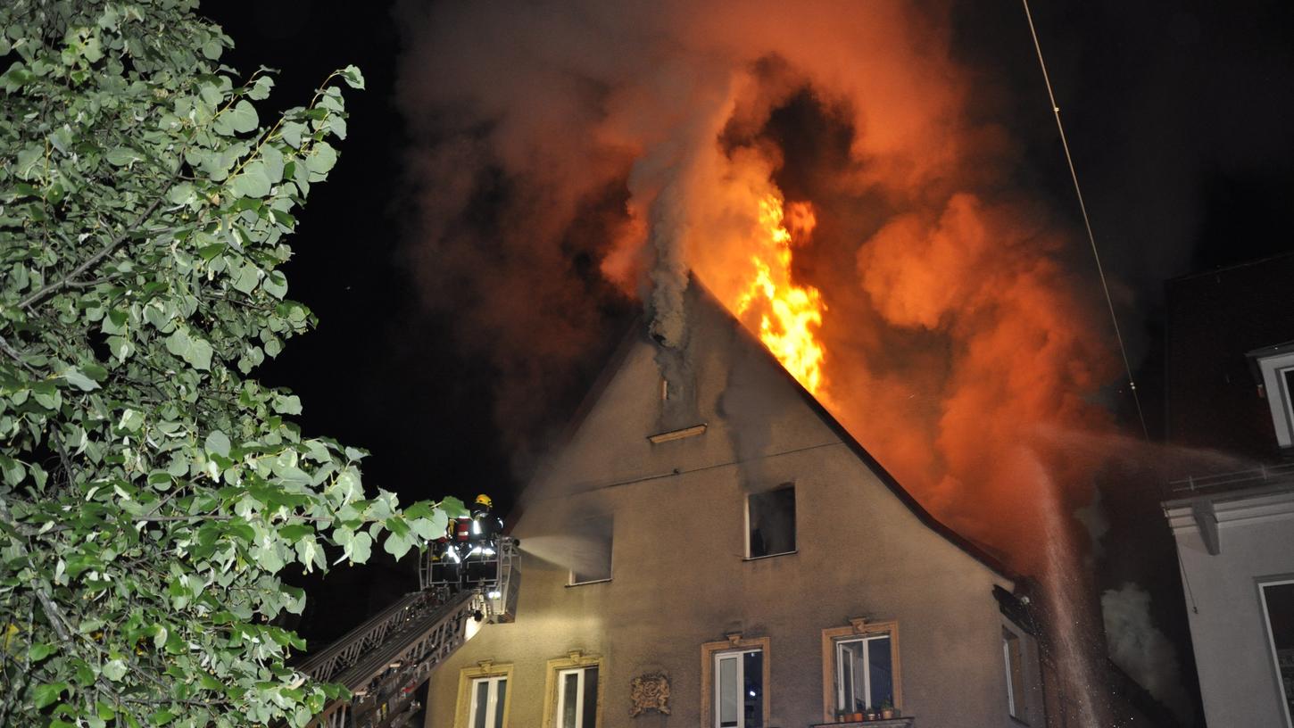 Gleich neben dem Rother Rathaus brannte in der Nacht zum Donnerstag ein Wohnhaus. Gleich neben dem Rother Rathaus brannte in der Nacht zum Donnerstag ein Wohnhaus.
