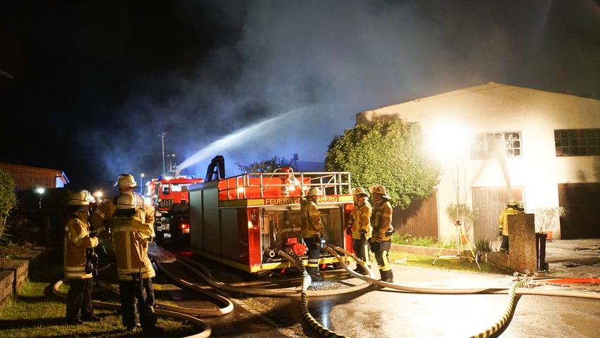 Altpapier fängt Feuer: Lagerhalle brennt voll aus
