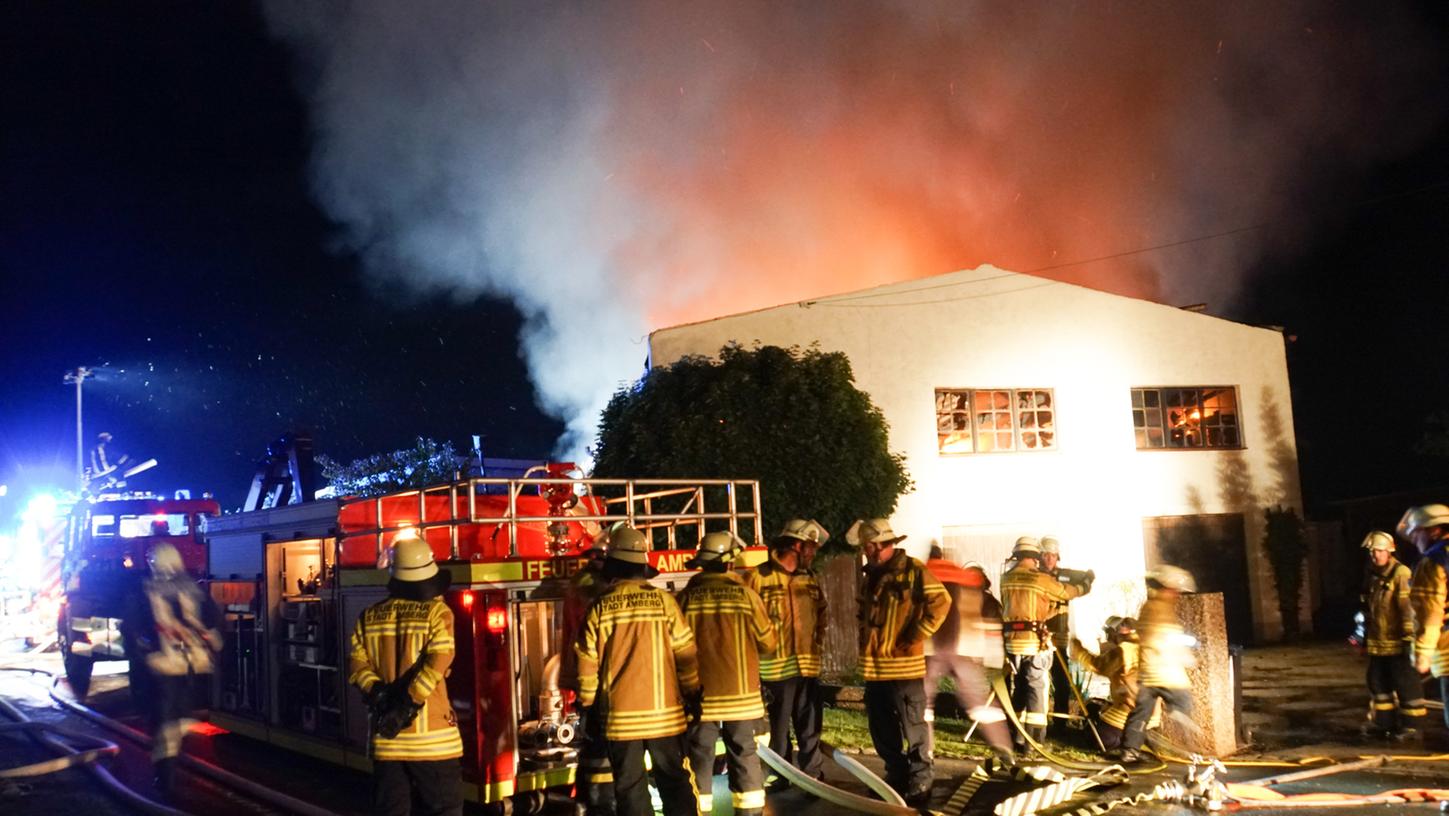 Hoher Sachschaden in Hahnbach: Eine Lagerhalle brannte voll aus.