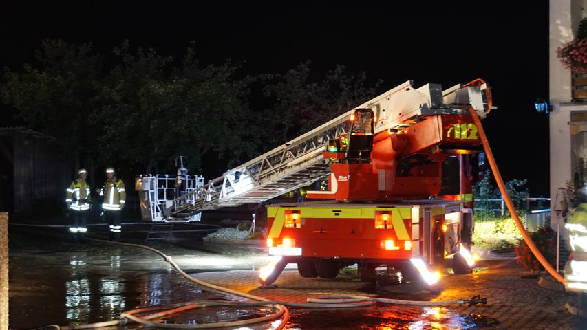 Altpapier fängt Feuer: Lagerhalle brennt voll aus