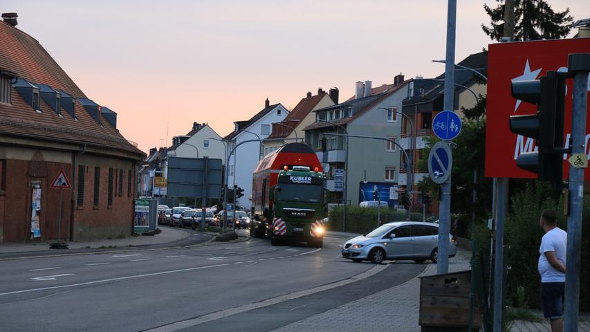 Spektakel in Bamberg: Hier rollt ein DB-Waggon durch die Stadt