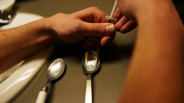 Konsumiert wird die Droge hauptsächlich über eine Nadel, also intravenös, wobei das Rauschmittel auch geschnupft oder geraucht werden kann. Die Wirkung der Droge wird im Drogen- und Suchtbericht der Drogenbeauftragten als beruhigend und entspannend, bewusstseinsmindernd und stark euphorisierend beschrieben. Mit dem Konsum der Droge geht eine schwerste psychische und physische Abhängigkeit einher, der körperliche und geistige Verfall tritt im Regelfall extrem schnell ein. Außerdem stünden Rauschgifttodesfälle zumeist direkt oder indirekt im Zusammenhang mit dem Konsum von Heroin.