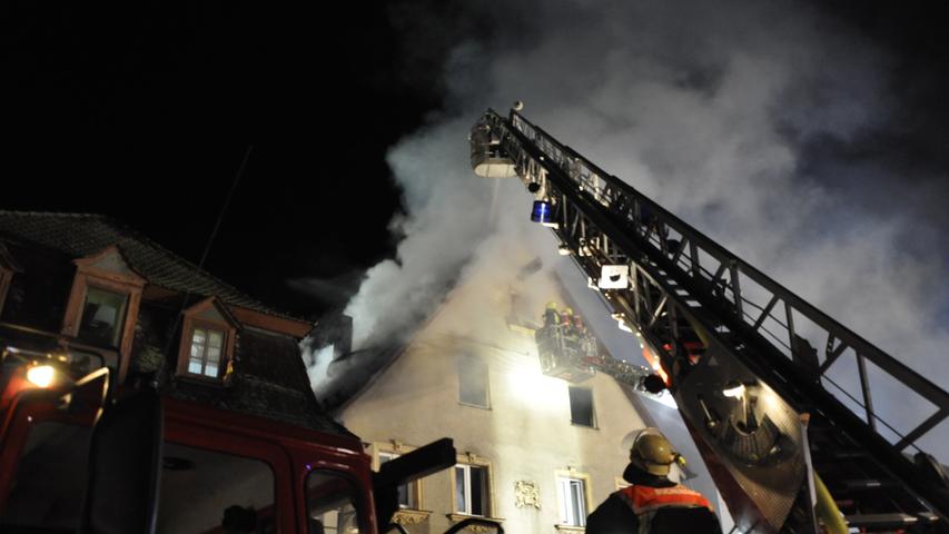 Nächtlicher Vollbrand in Roth: Altstadt-Haus geht in Flammen auf