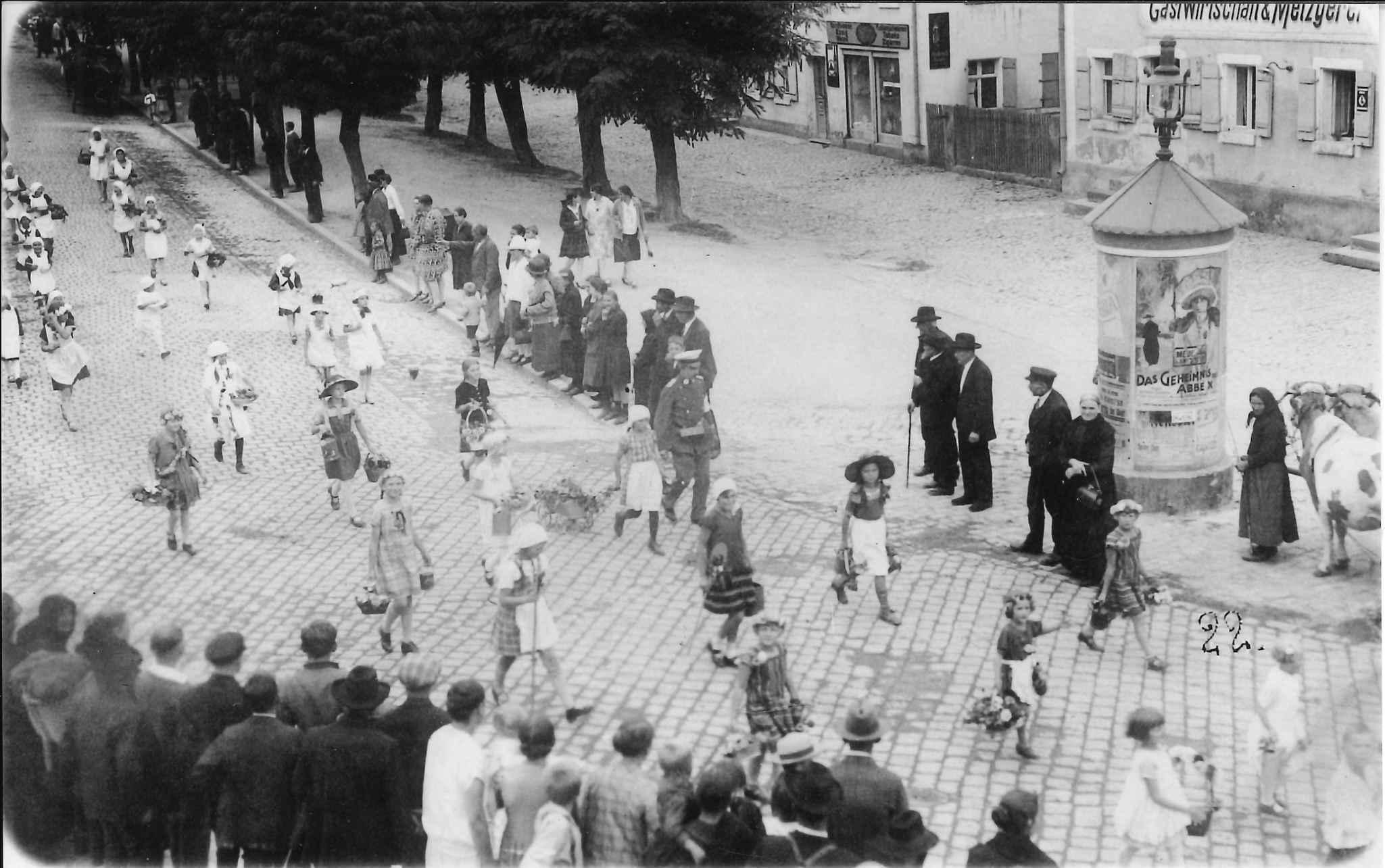 Im Jahr 1928 führte der Kirchweihumzug noch durch die Nürnberger Straße, vorbei am Gasthaus Strauß, dem heutigen Gasthaus "Zur Linde".