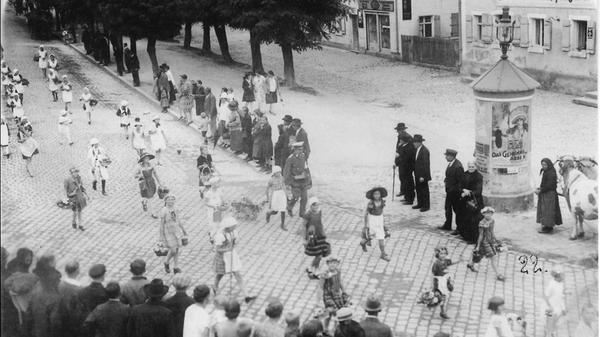 Im Jahr 1928 führte der Kirchweihumzug noch durch die Nürnberger Straße, vorbei am Gasthaus Strauß, dem heutigen Gasthaus "Zur Linde".