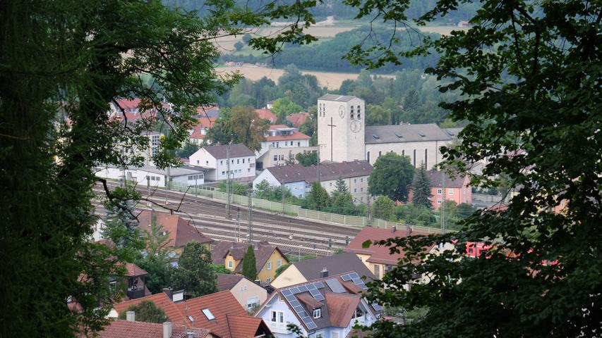Blick herunter auf die "Eisenbahnerstadt" Treuchtlingen.