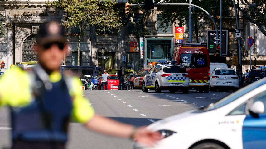 Bilder: Lieferwagen rast in Barcelona in Menschenmenge