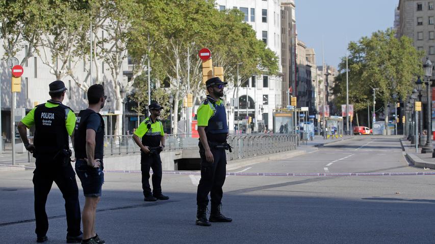 Bilder: Lieferwagen rast in Barcelona in Menschenmenge