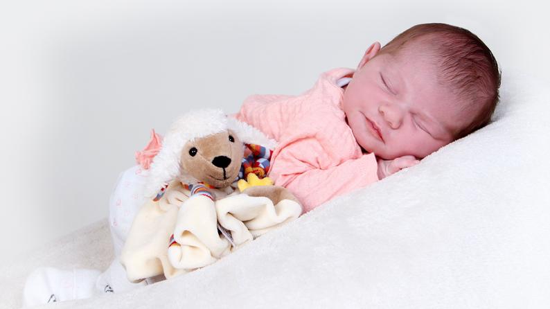 Willkommen auf der Welt! Sophie wurde am 30. Juli im St. Theresien-Krankenhaus geboren. Sie wog 3360 Gramm und war 52 Zentimeter groß.