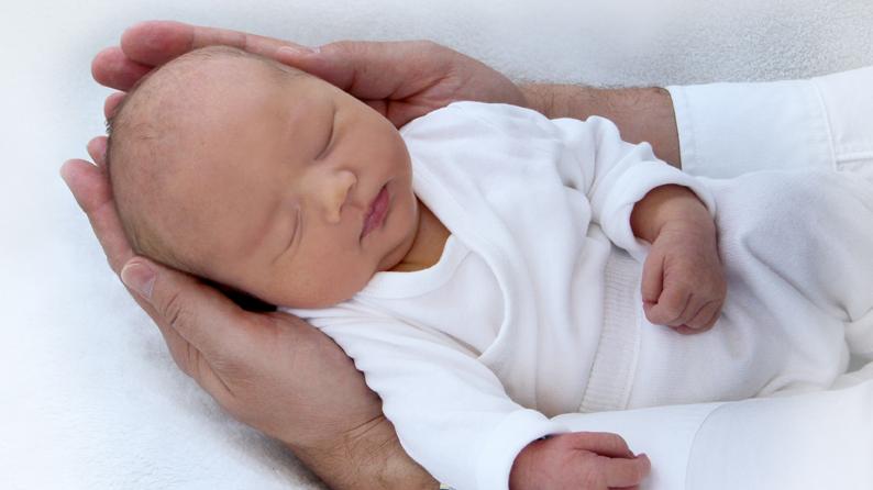 Sicher und geborgen: Max kam am 9. August im St. Theresien-Krankenhaus zur Welt. Bei seiner Geburt war er 54 Zentimeter groß und 3550 Gramm schwer.