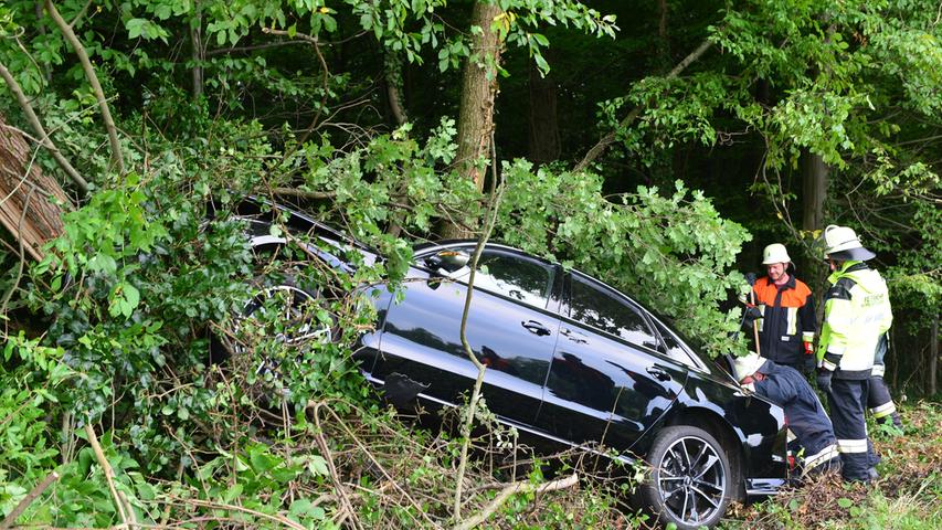 Auto prallt gegen Baum: Drei Verletzte bei Marloffstein