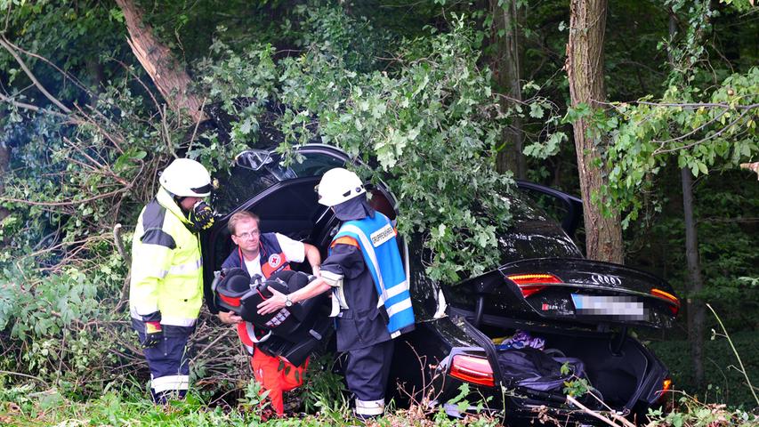 Auto prallt gegen Baum: Drei Verletzte bei Marloffstein