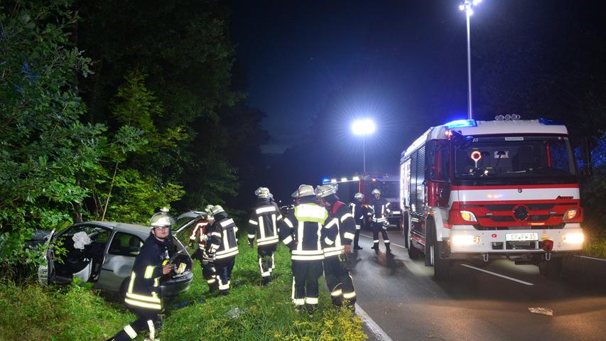 Erlangen: Pkw kommt von Fahrbahn ab und prallt gegen Baum